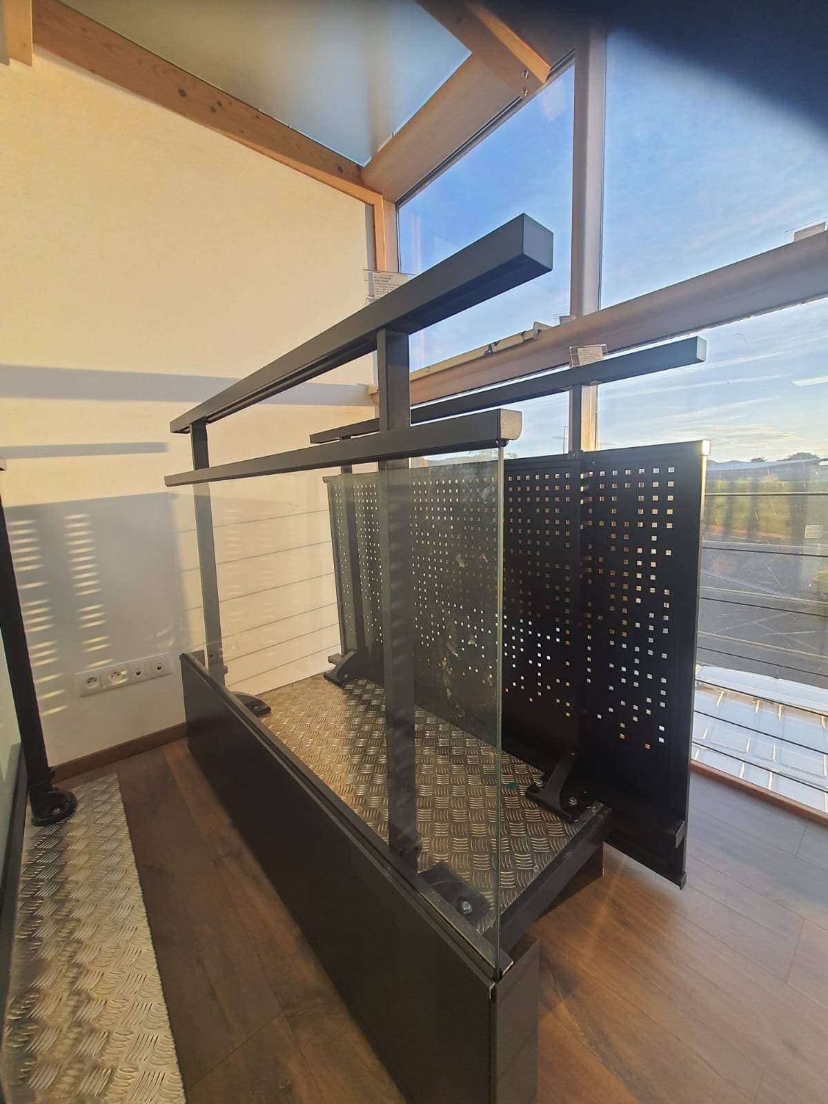 Showroom MAC Metal, garde-corps aluminium exposés