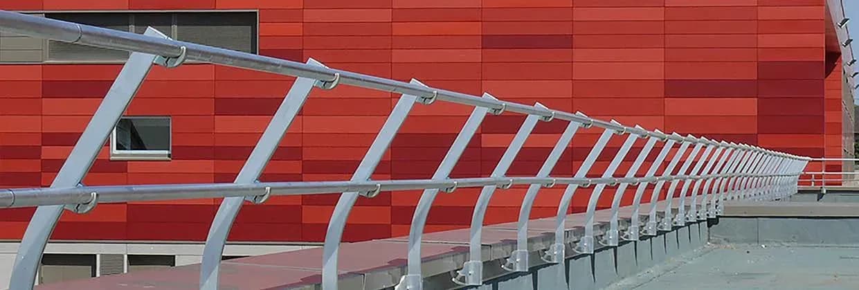 Garde-corps vitré aluminium Barial sur balcon, villa contemporaine